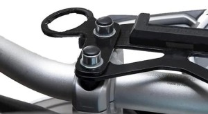 UCHWYT GNIAZDA ZAPALNICZKI NA KIEROWNICE  SW-MOTECH 